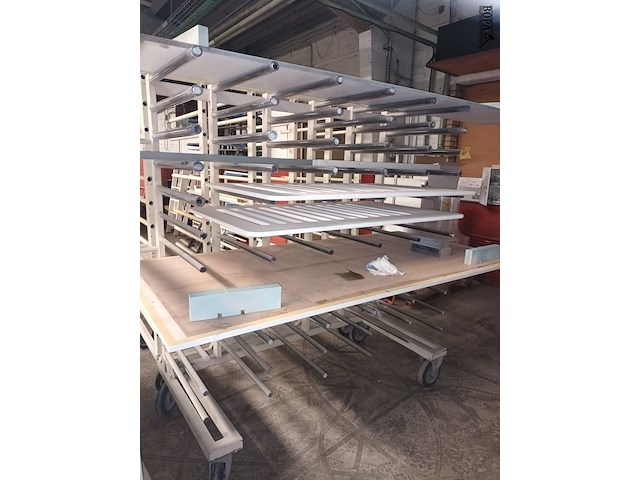 Lot 127 - mobiel draagarmrek met inhoud - afbeelding 3 van  3