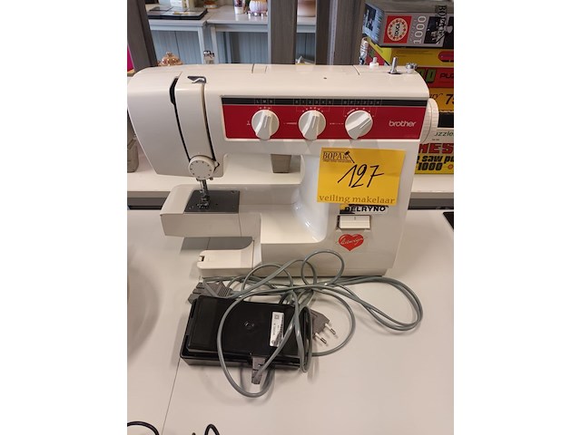 Lot 127 - naaimachine - afbeelding 1 van  3