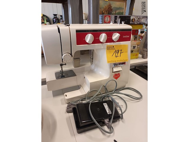 Lot 127 - naaimachine - afbeelding 3 van  3