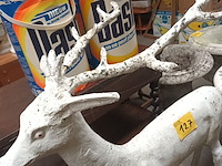 Lot 127 - tuinbeeld hert in beton - afbeelding 2 van  3