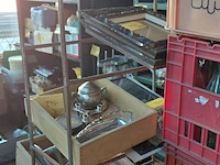 Lot 127 - vintage metalen displayrek merk wiskeman en weckpot - afbeelding 4 van  4