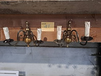Lot 127 - wandarmaturen in messing met kaarsenhouders - klassieke stij - afbeelding 1 van  2