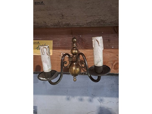Lot 127 - wandarmaturen in messing met kaarsenhouders - klassieke stij - afbeelding 2 van  2