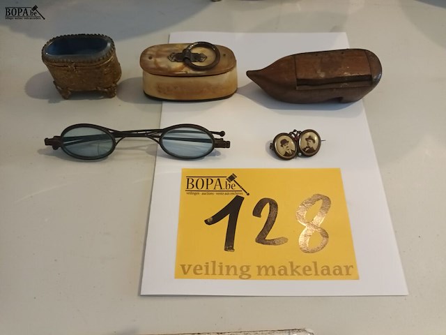 Lot 128 - antieke doosjes, bril en broche - afbeelding 1 van  6