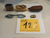 Lot 128 - antieke doosjes, bril en broche - afbeelding 1 van  6