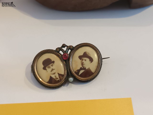 Lot 128 - antieke doosjes, bril en broche - afbeelding 2 van  6