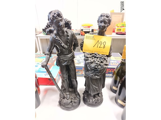 Lot 128 - beeld man en vrouw in gips. 2 stuks - afbeelding 1 van  5