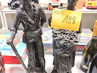 Lot 128 - beeld man en vrouw in gips. 2 stuks - afbeelding 1 van  5