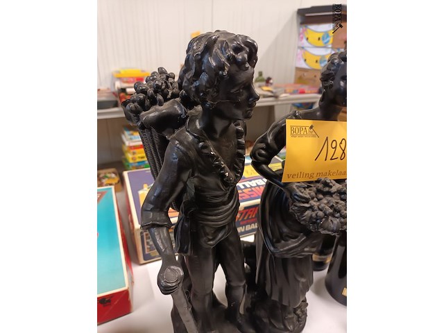 Lot 128 - beeld man en vrouw in gips. 2 stuks - afbeelding 2 van  5