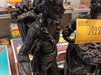 Lot 128 - beeld man en vrouw in gips. 2 stuks - afbeelding 2 van  5