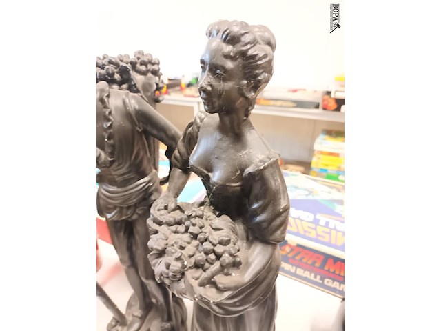 Lot 128 - beeld man en vrouw in gips. 2 stuks - afbeelding 3 van  5