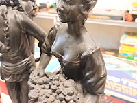 Lot 128 - beeld man en vrouw in gips. 2 stuks - afbeelding 3 van  5