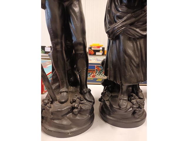 Lot 128 - beeld man en vrouw in gips. 2 stuks - afbeelding 4 van  5