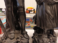 Lot 128 - beeld man en vrouw in gips. 2 stuks - afbeelding 4 van  5