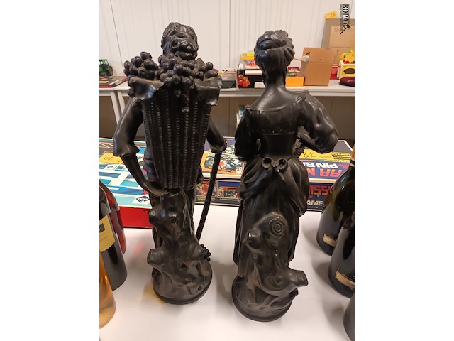 Lot 128 - beeld man en vrouw in gips. 2 stuks - afbeelding 5 van  5