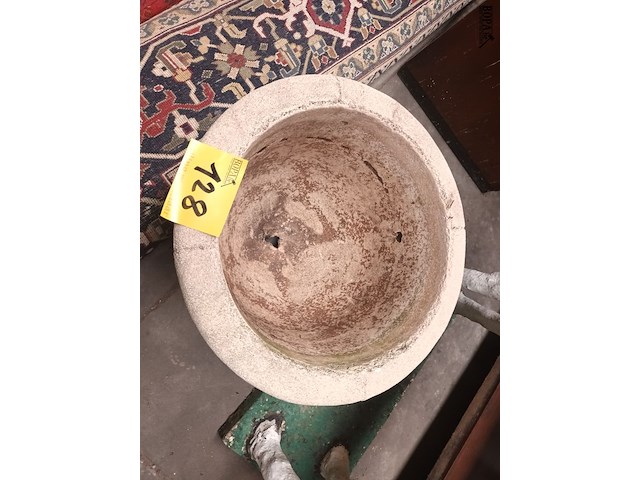 Lot 128 - bloempot in beton - afbeelding 3 van  4