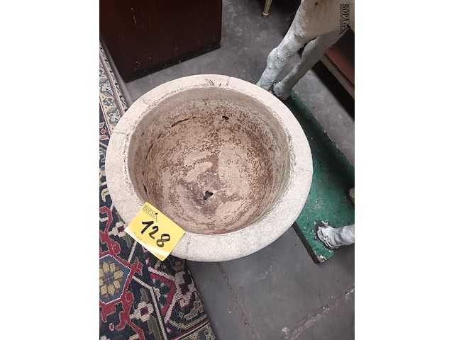 Lot 128 - bloempot in beton - afbeelding 4 van  4