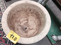Lot 128 - bloempot in beton - afbeelding 4 van  4