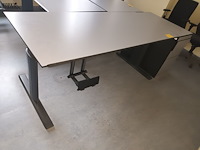 Lot 128 - bureautafel met ladeblok - afbeelding 1 van  3