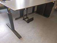 Lot 128 - bureautafel met ladeblok - afbeelding 2 van  3