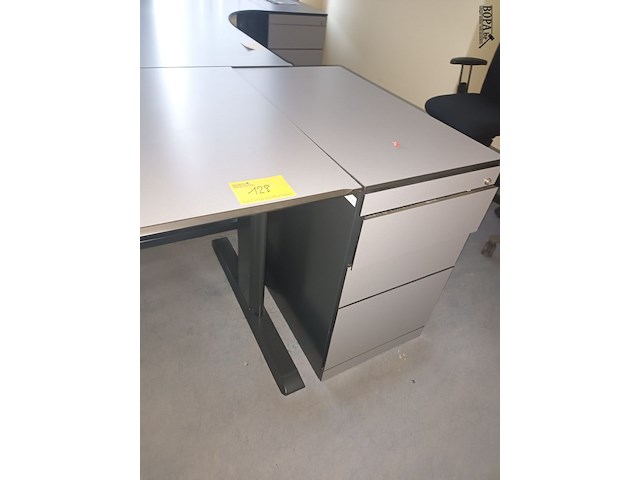 Lot 128 - bureautafel met ladeblok - afbeelding 3 van  3