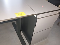 Lot 128 - bureautafel met ladeblok - afbeelding 3 van  3