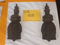 Lot 128 - gietijzeren gordijngewichten. 2 stuks