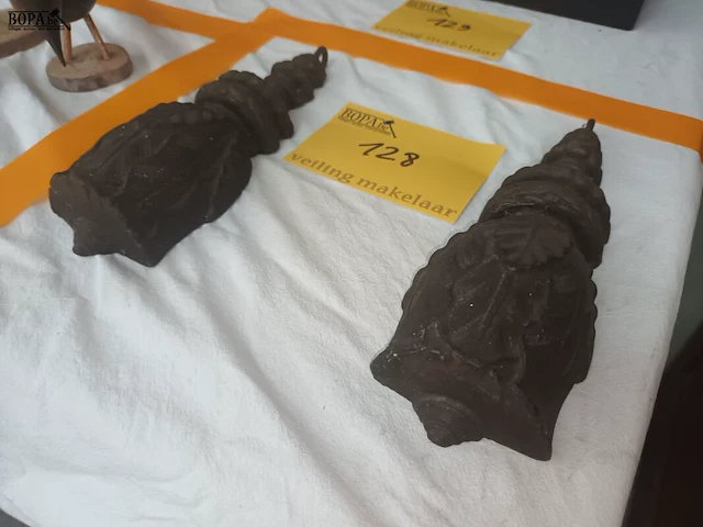 Lot 128 - gietijzeren gordijngewichten. 2 stuks - afbeelding 2 van  3