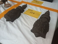Lot 128 - gietijzeren gordijngewichten. 2 stuks - afbeelding 2 van  3