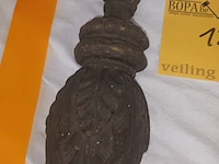 Lot 128 - gietijzeren gordijngewichten. 2 stuks - afbeelding 3 van  3