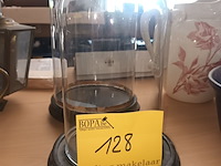 Lot 128 - glazen stolp. 2 stuks - afbeelding 1 van  3