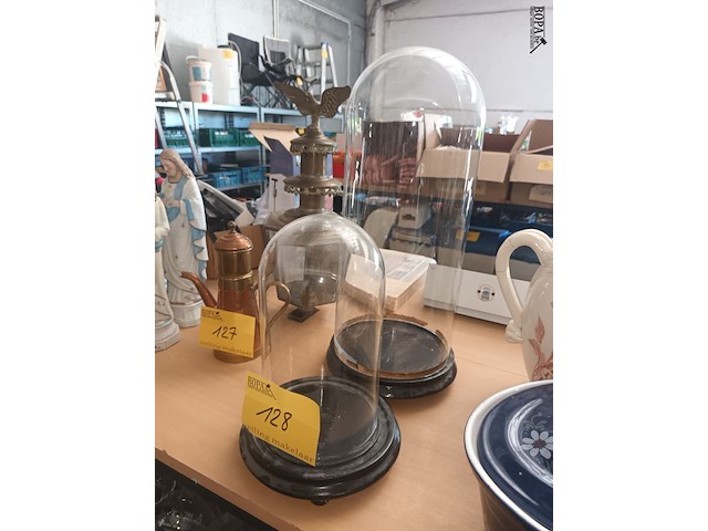 Lot 128 - glazen stolp. 2 stuks - afbeelding 2 van  3