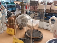 Lot 128 - glazen stolp. 2 stuks - afbeelding 2 van  3