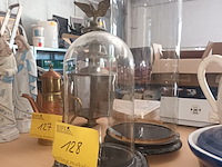 Lot 128 - glazen stolp. 2 stuks - afbeelding 3 van  3