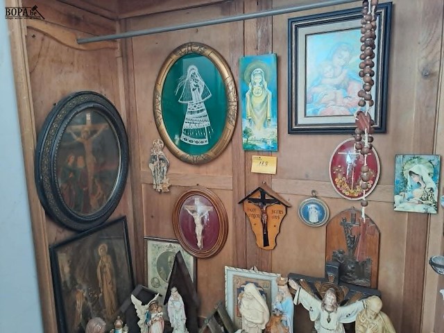 Lot 128 - groot lot diverse religieuze wanddecoratie - afbeelding 1 van  7