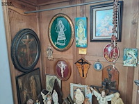 Lot 128 - groot lot diverse religieuze wanddecoratie - afbeelding 1 van  7