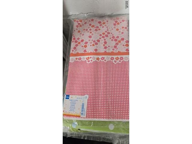 Lot 128 - herbruikbare papieren tafellakens 8 stuks - afbeelding 3 van  8