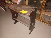 Lot 128 - houten bijzettafeltje