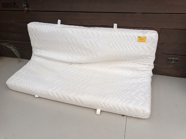 Lot 128 - matras - afbeelding 1 van  2