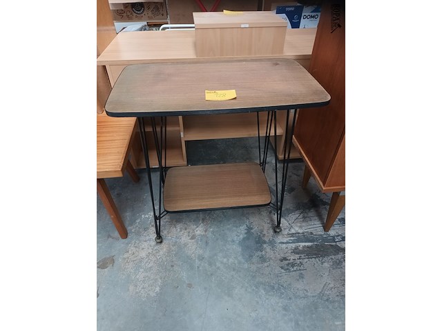 Lot 128 - retro bijzettafel op wielen - afbeelding 1 van  2