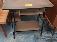 Lot 128 - retro bijzettafel op wielen - afbeelding 1 van  2
