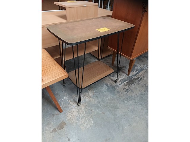 Lot 128 - retro bijzettafel op wielen - afbeelding 2 van  2