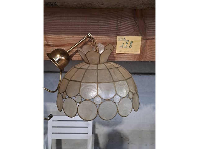 Lot 128 - vintage hanglamp van goudkleuring metaal en parelmoer schelp - afbeelding 1 van  2