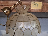 Lot 128 - vintage hanglamp van goudkleuring metaal en parelmoer schelp - afbeelding 1 van  2