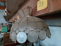 Lot 128 - vintage hanglamp van goudkleuring metaal en parelmoer schelp - afbeelding 2 van  2