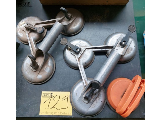 Lot 129 - glasdragers, 3 stuks - afbeelding 2 van  2