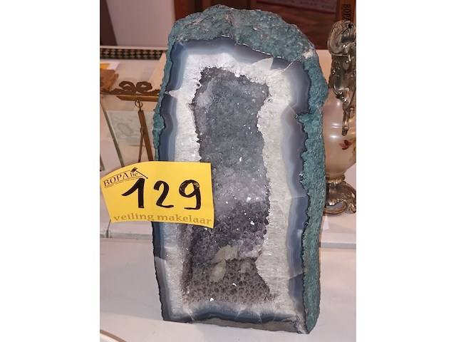 Lot 129 - grote amethist geode met kristallen - afbeelding 1 van  4