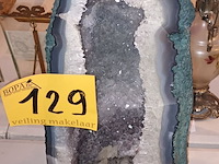 Lot 129 - grote amethist geode met kristallen - afbeelding 1 van  4