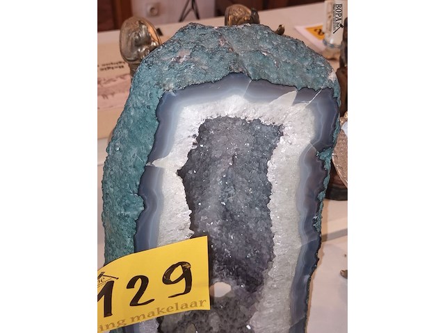 Lot 129 - grote amethist geode met kristallen - afbeelding 2 van  4