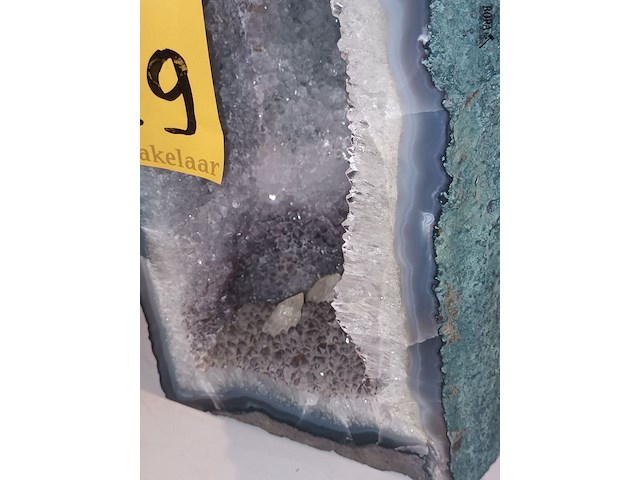 Lot 129 - grote amethist geode met kristallen - afbeelding 3 van  4